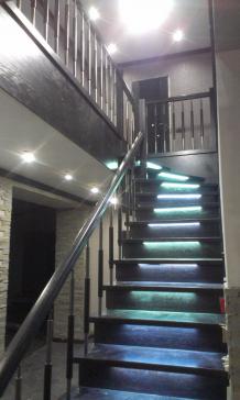 Дубовая лестница с подсветкой,балясины металлические ,комбинировные с дубовыми вкладышами