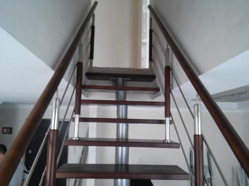 Буковая лестница с комбинированым ограждением нержавейка ,цвет темный орех