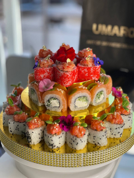 Суші-торти UMARO — яскрава святкова ідея, яка дивує з першого погляду Суші-торт — це святковий сет з ролів, оформлений як справжній торт. Ідеальний варіант для дня народження, корпоративу, романтичної вечері чи подарунку. Така подача виглядає ефектно і відразу стає центром уваги на будь-якому столі.  У UMARO ми створюємо як класичні суші-торти з популярних ролів, так і індивідуальні варіанти — з урахуванням смаків, побажань та дизайну. Можемо додати декор, соуси, напис або зробити тематичний торт.  У кожному замовленні вказано склад, кількість порцій і можливі опції оформлення. Ми використовуємо тільки преміальну рибу, свіжі інгредієнти й максимально акуратну подачу.  Суші-торт від UMARO — це не просто сет, а ефектний подарунок, який точно здивує та порадує гостей.