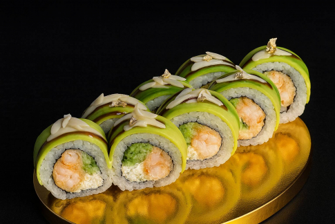 Зелений Дракон Склад: рис, норі, сир філадельфія, огірок, тигрова креветка темпура, авокадо, соус унагі, соус Umaro, мигдальні пластівці. Вага / кількість: 330 г • 8 шматочків