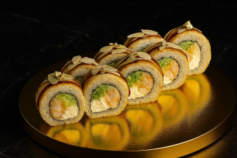 Золотий Дракон -Склад: рис, норі, сир філадельфія , тигрова креветка темпура, огірок, вугор, соус унагі , соус Umaro, мигдальні пластівці. Вага / кількість: 330 г • 8 шматочків Імбир, васабі та соєвий соус включені у вартість.